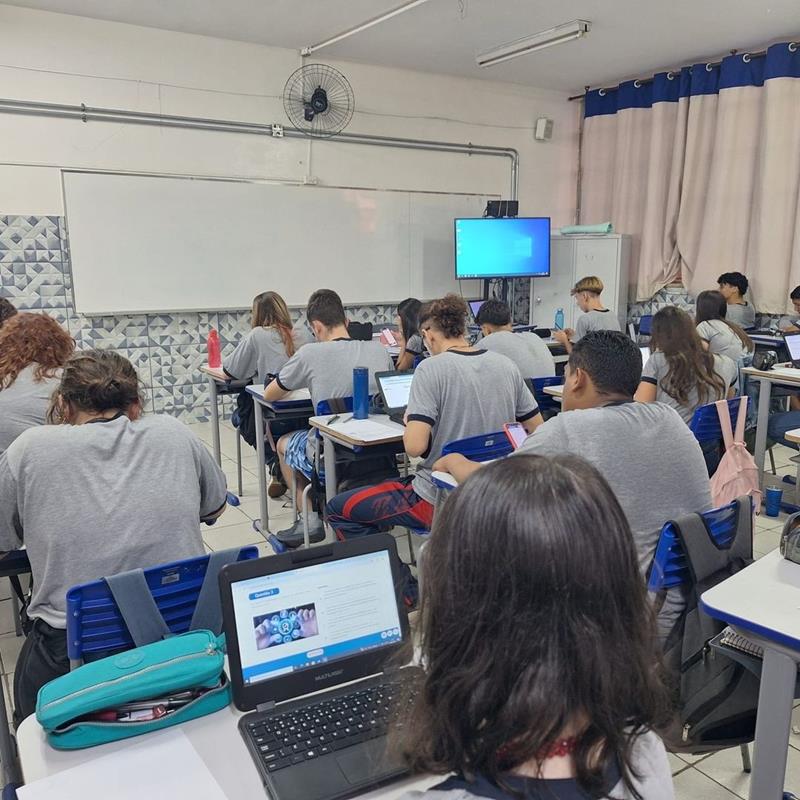 Estudantes fazendo a prova da OBAdm - Fonte OBAdm e CRA-RJ