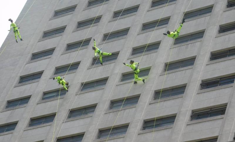 Balé aéreo na fachada do Shopping Leblon - Créditos: Divulgação