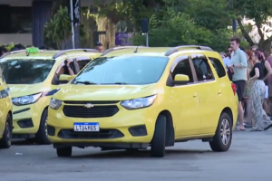 Taxistas no Rio são flagrados cobrando valores abusivos sem taxímetro