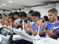 Alunos na montagem de foguetes - Divulgação OBA